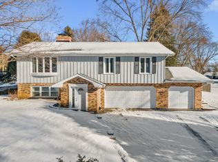 6116 Running Iron Dr, Crystal Lake, IL 60012