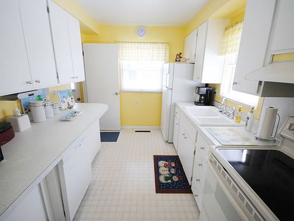 4th image of 706 Maple St