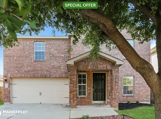 10008 Iron Ridge Dr, Fort Worth, TX 76140