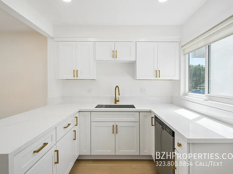 919 S Sherbourne Dr #1C — Photo 8