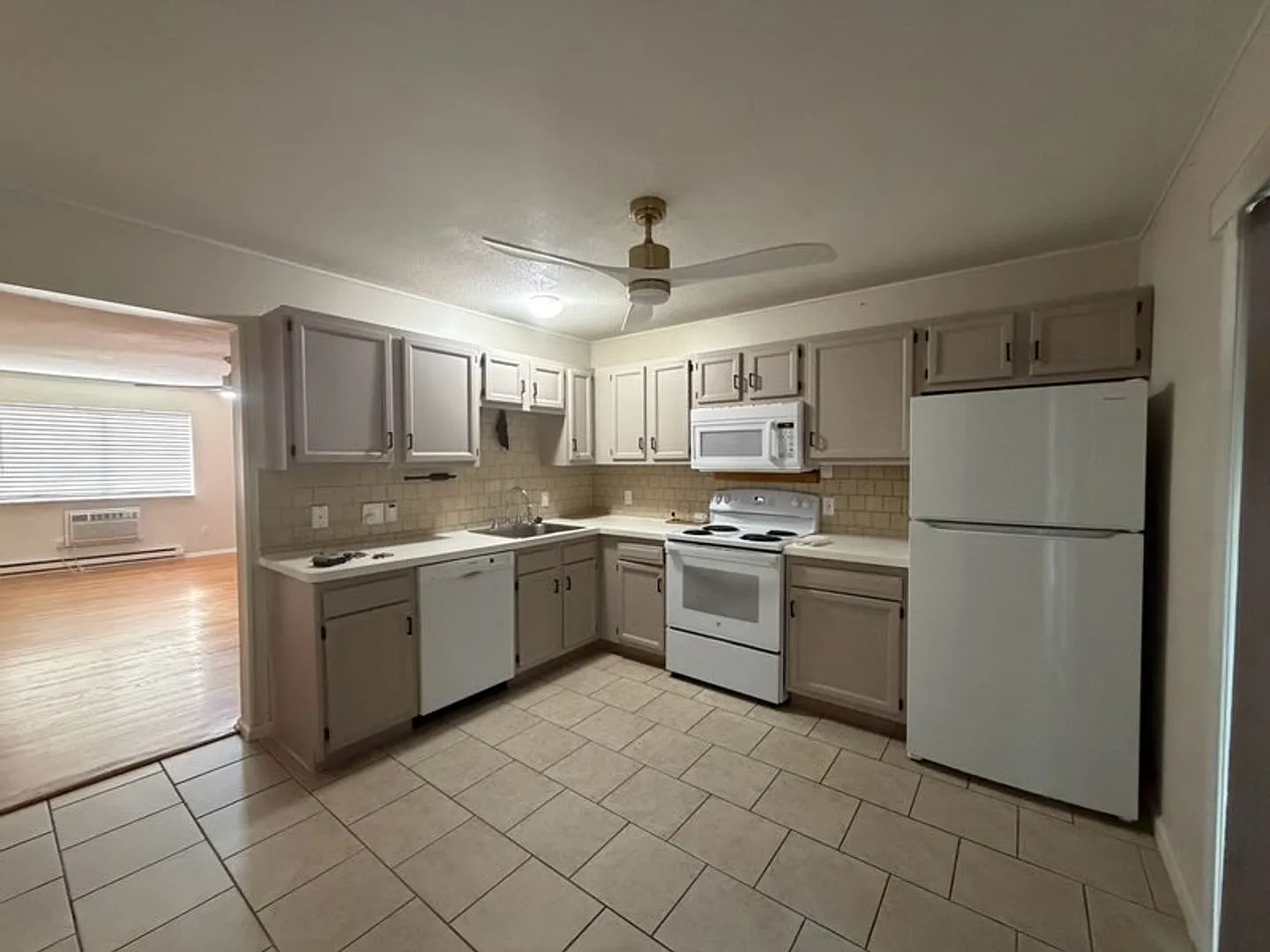 2 Bedroom 1.5 bath condo with attached garage — Photo 2