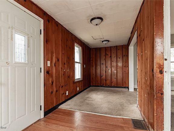 2nd image of 1325 Maddrell Ct NE