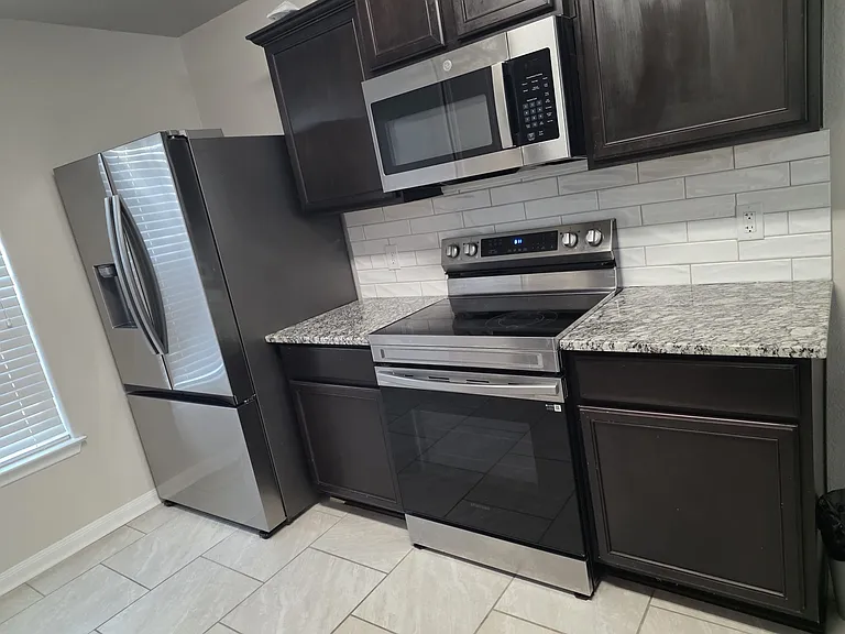 324 Yearwood Ln — Photo 4