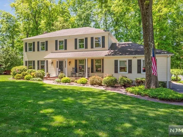 17 Berry Ln, Randolph, NJ 07869