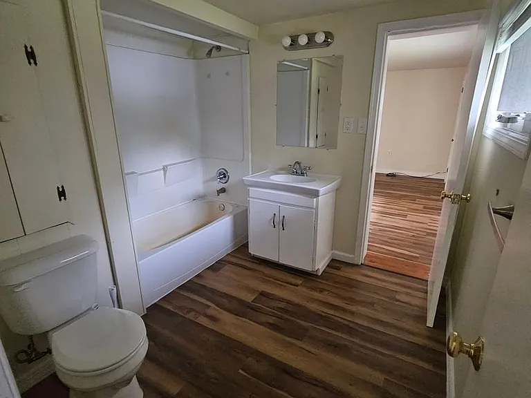 1850 Hays Ln — Photo 2
