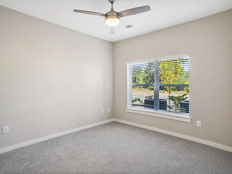 Oak Tree Apartments & Townhomes — Photo 31