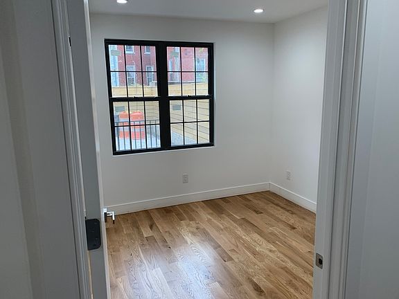 5th image of 141 Woodbine St #1R