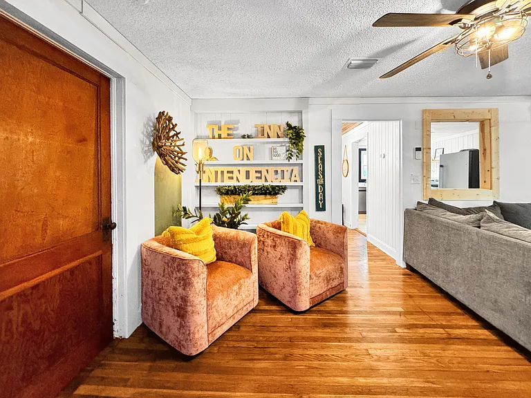 1666 W Intendencia St #B — Photo 6