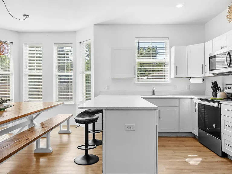 4320 Catherine St — Photo 11