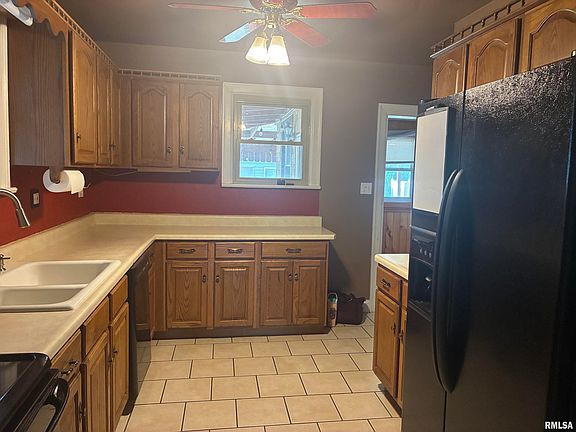 2nd image of 2611 Elm St