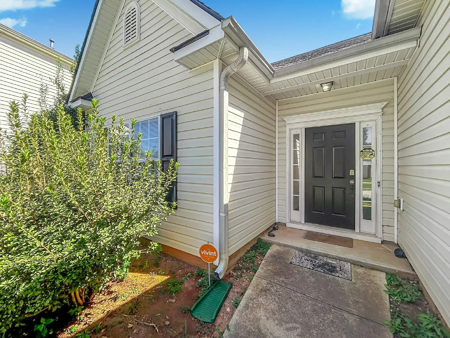 3 bed, 2.0 bath, 1731 sqft, $2,049 — Photo 3