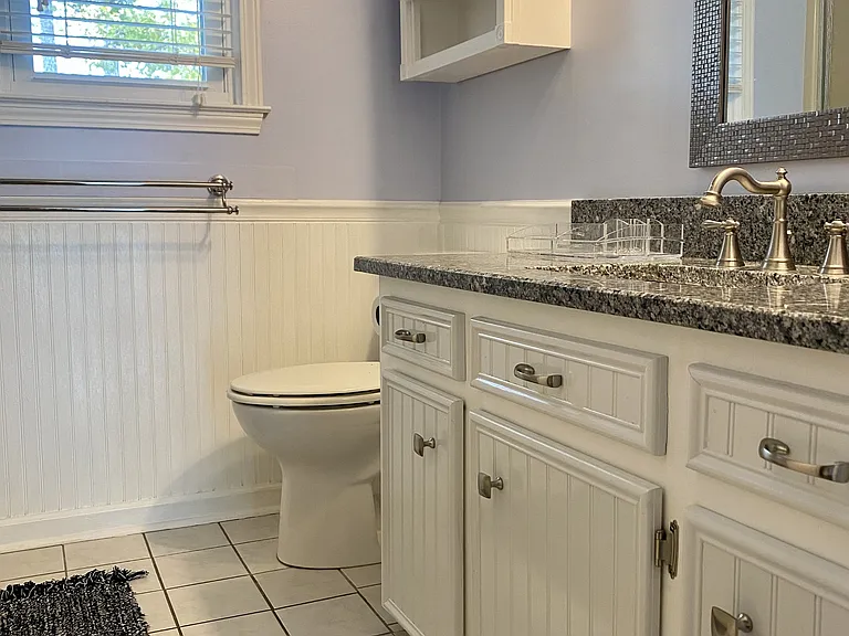 Upstairs Full Bathroom