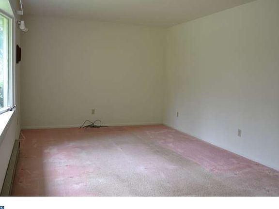 4th image of 242 Norton Ave