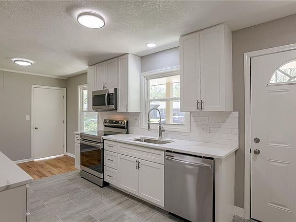 4th image of 9917 Flora Ave