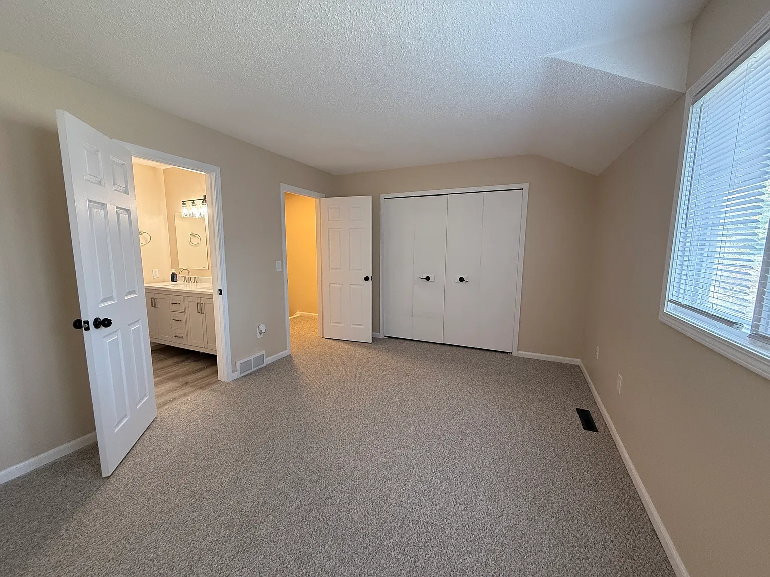 2 bed, 1.5 bath, 1088 sqft, $1,295 — Photo 4