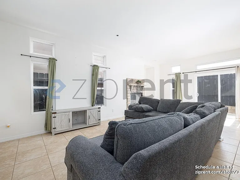 1784 Elm Ave — Photo 3
