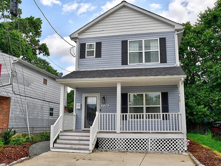224 Taylor Ave W — Photo 1