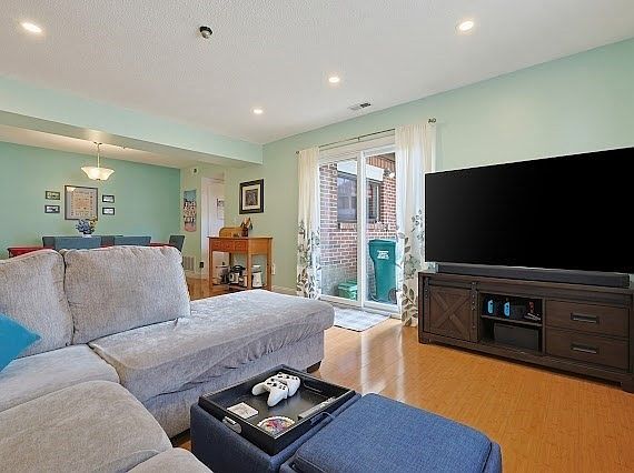 4th image of 93 Rosewood Dr #93