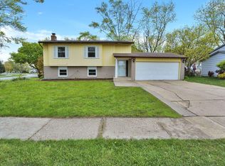672 Raupp Blvd, Buffalo Grove, IL 60089