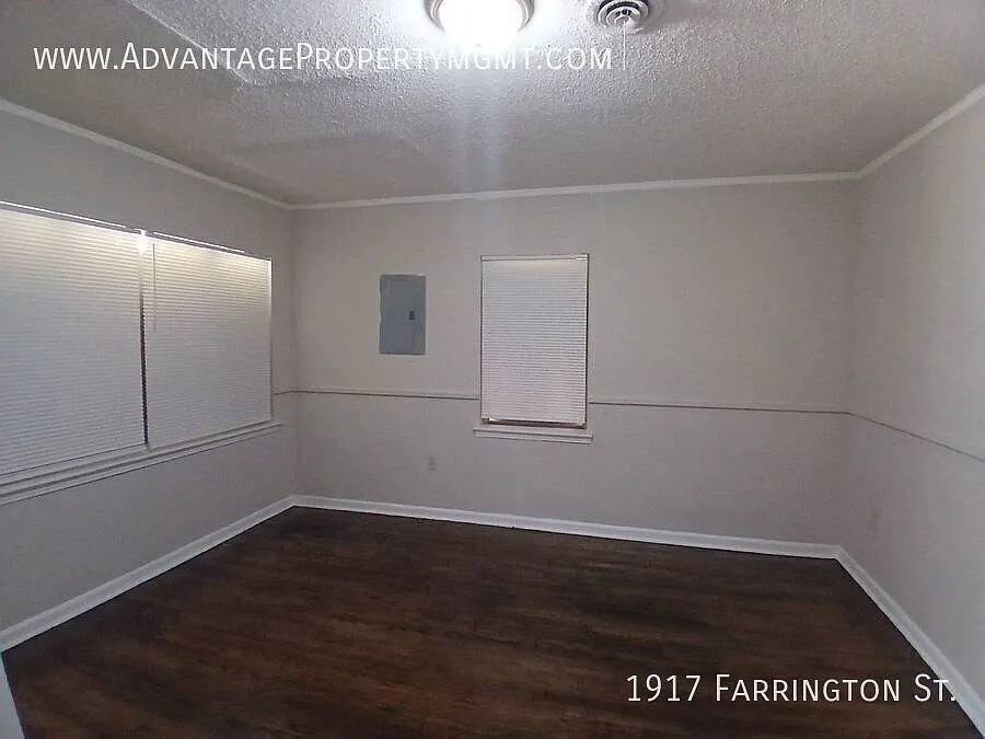 Renovated 2 bedroom 1 bath Duplex - Open To Section 8 - $99 Move In Special — Photo 3
