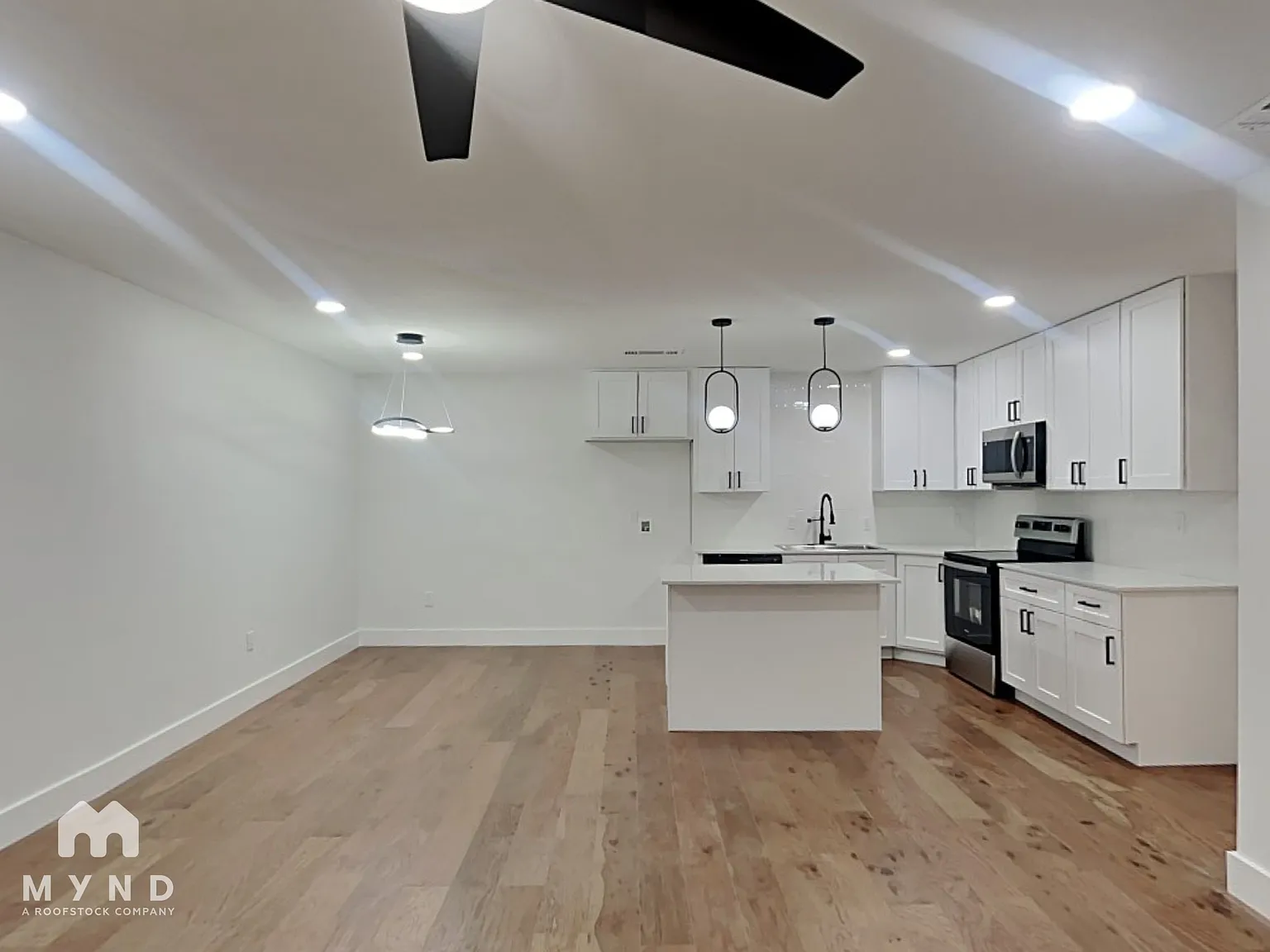2 bed, 2.0 bath, 992 sqft, $1,715 — Photo 3