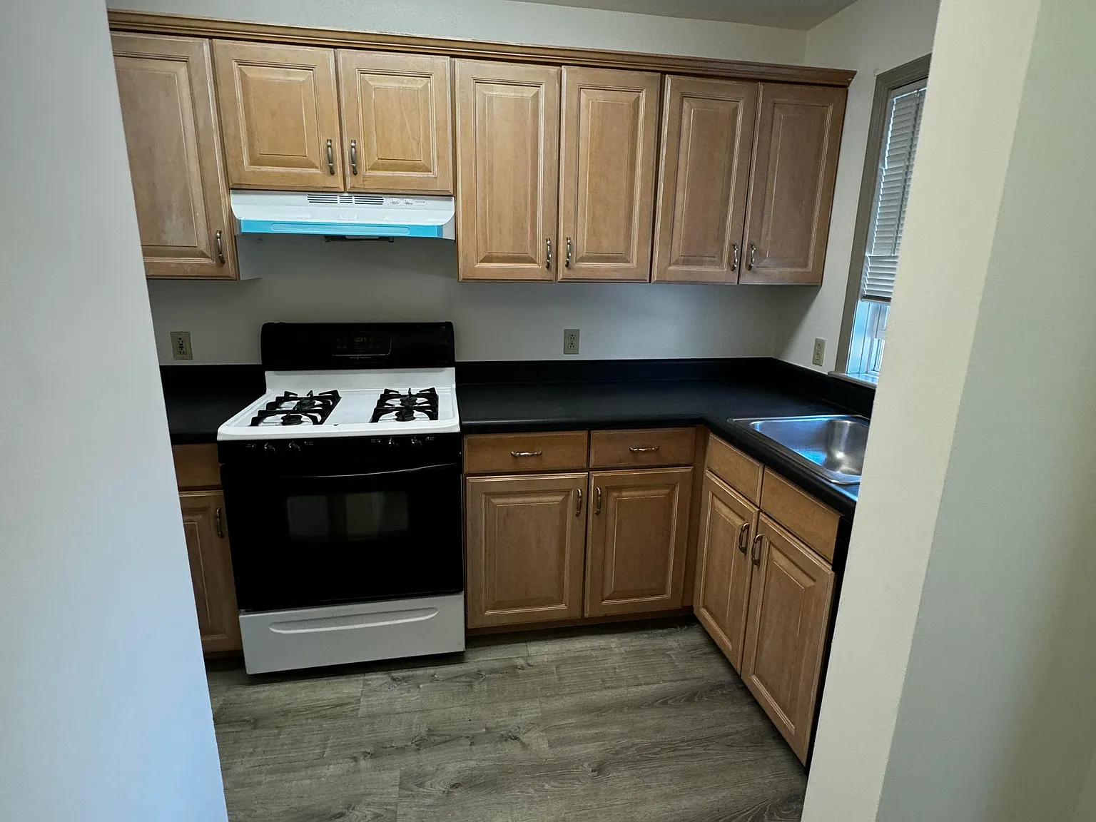 2 bed, 1.5 bath, 980 sqft, $2,250 — Photo 3