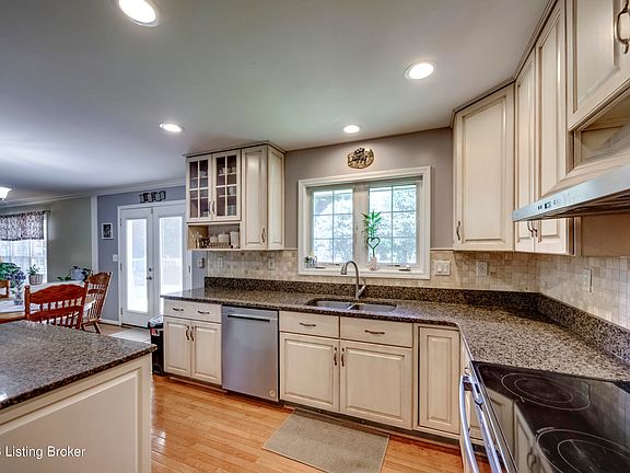 5th image of 3904 Spring Valley Way