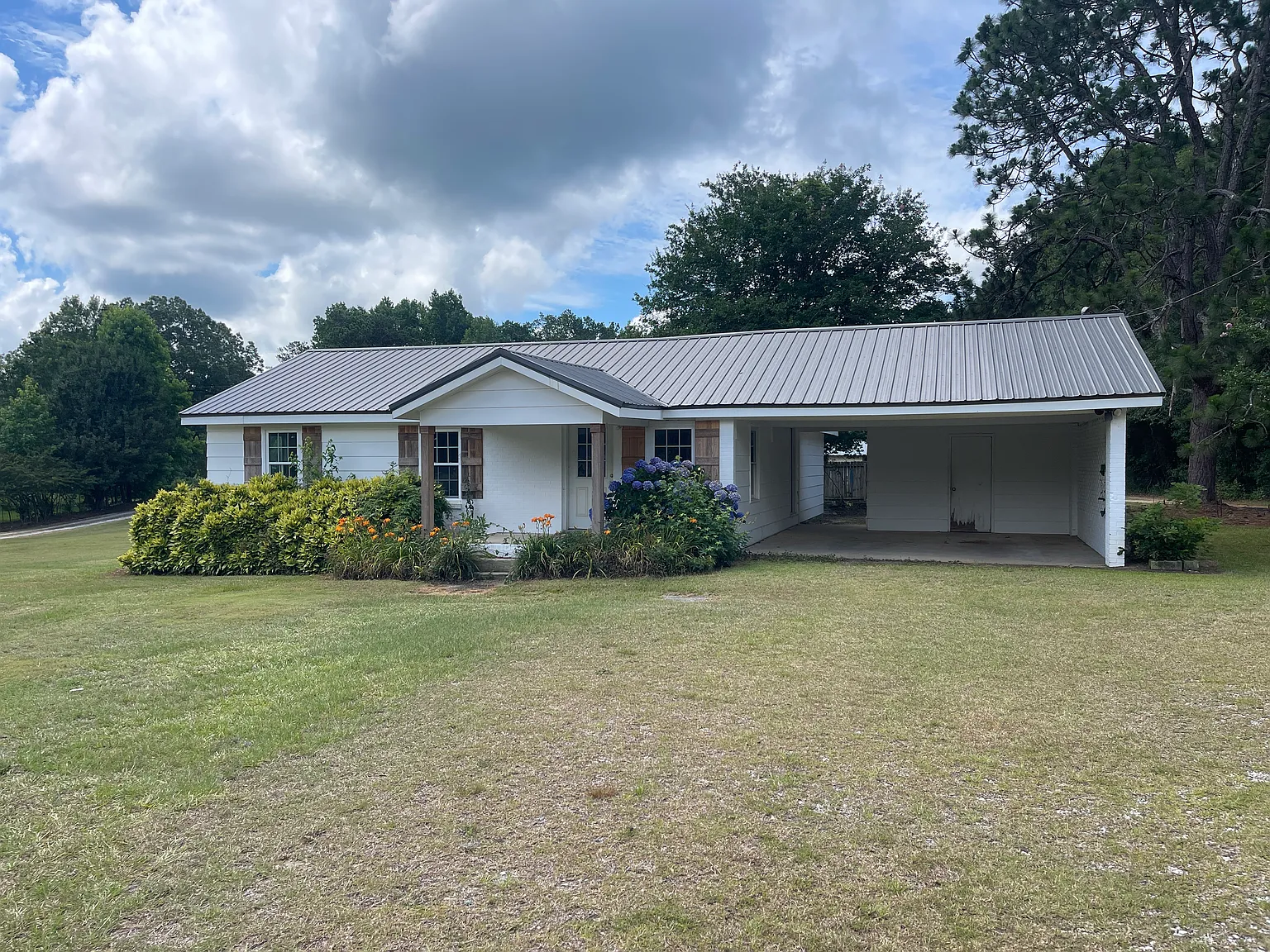 3 bed, 1200 sqft, $1,300 — Photo 1