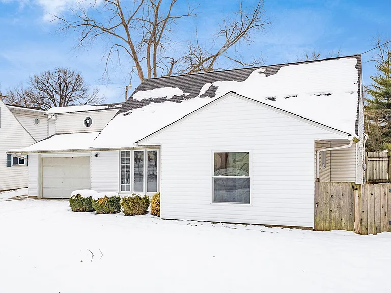565 Virginia Cir W — Photo 3