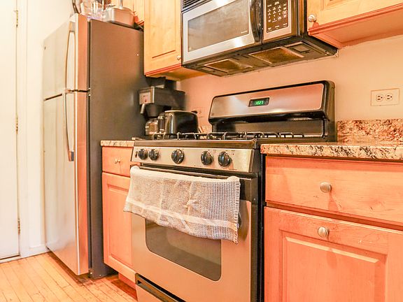 5th image of 613 W Arlington Pl APT 1N