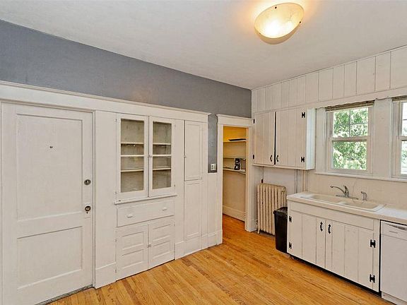 3rd image of 7 Parkwood St #1