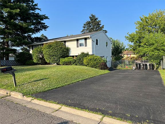 3rd image of 814 Squires Ave