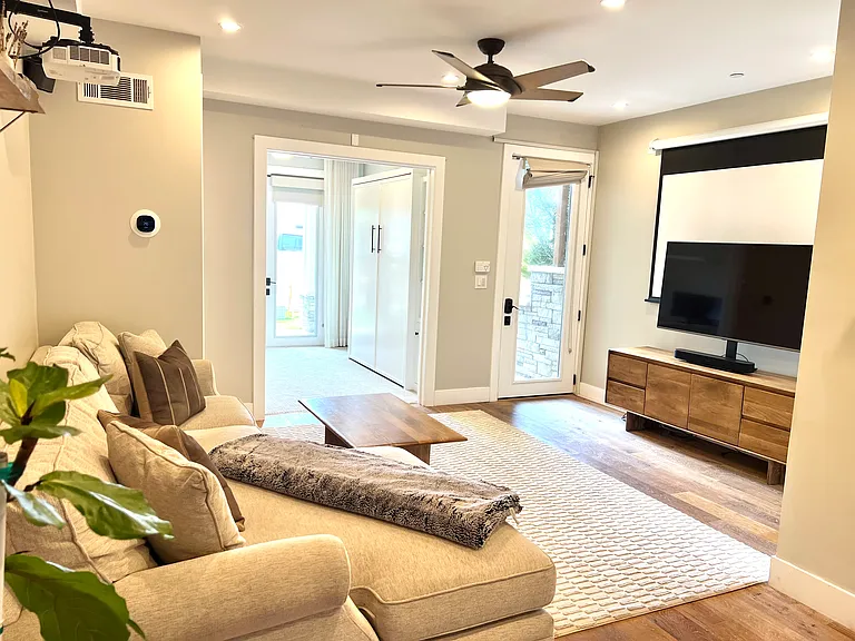 2111 Edinburg Ave — Photo 2