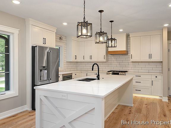 4th image of 1056 Cambridge Dr SE