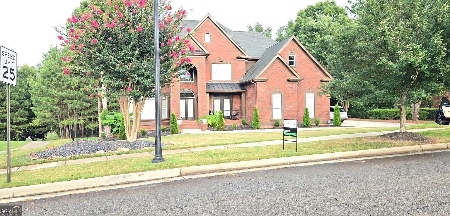 6 bed, 5.0 bath, 5623 sqft, $6,000 — Photo 1