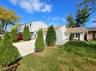 7 Village Ct, Elgin, IL 60120