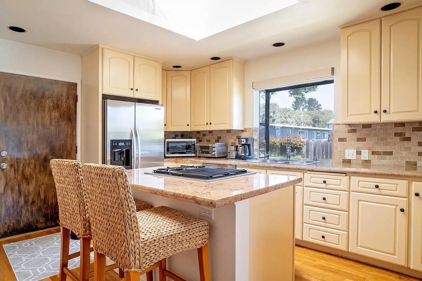 2 bed, 1.5 bath, 955 sqft, $4,500 — Photo 3