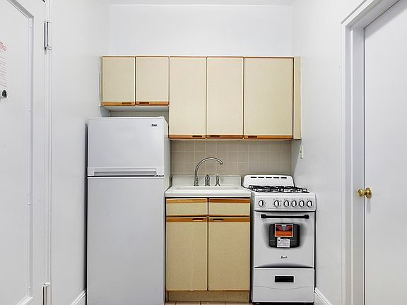 4th image of 623 W End Ave APT 2B