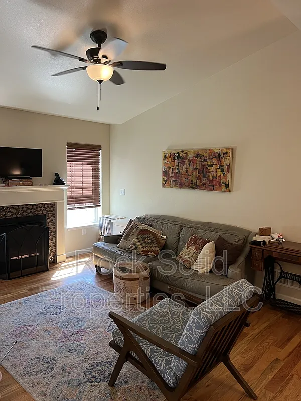 5 bed, 3.0 bath, 2492 sqft, $2,695 — Photo 4