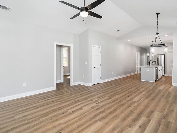 5th image of 2600 Smilax Avenue