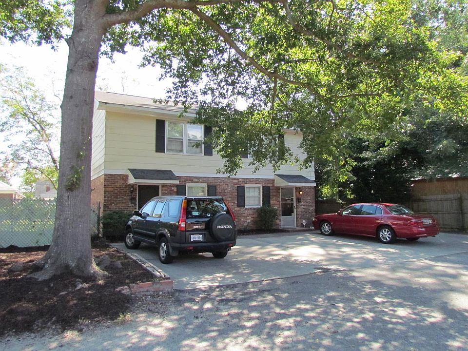 511 5th Street is the towhnouse on the right. Parking at front door