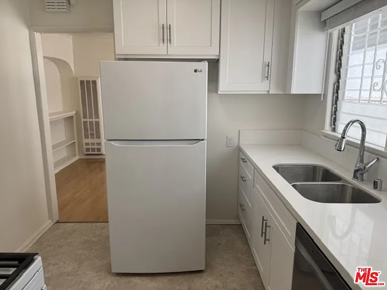942 Havenhurst Dr — Photo 9