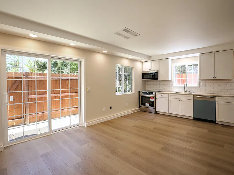 221 W Alamar Ave #C — Photo 9