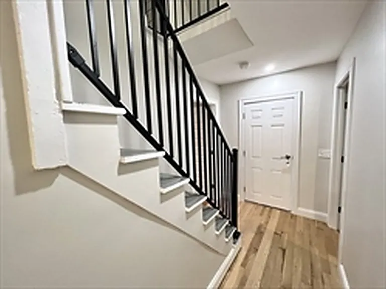 6 La Grange Pl — Photo 8