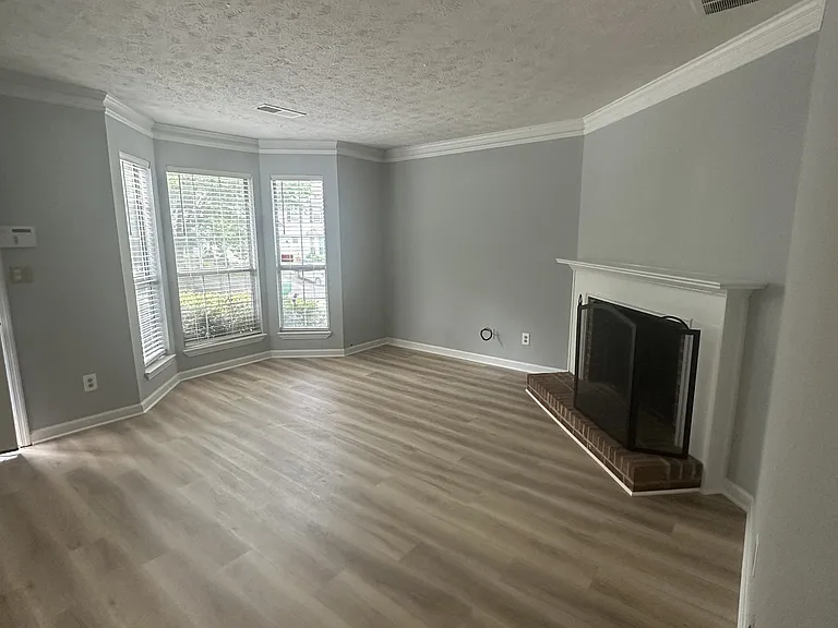1016 Huntington Trce SE — Photo 3