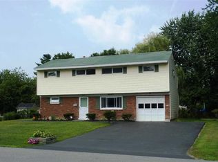 16 Caveson Ln, Albany, NY 12205