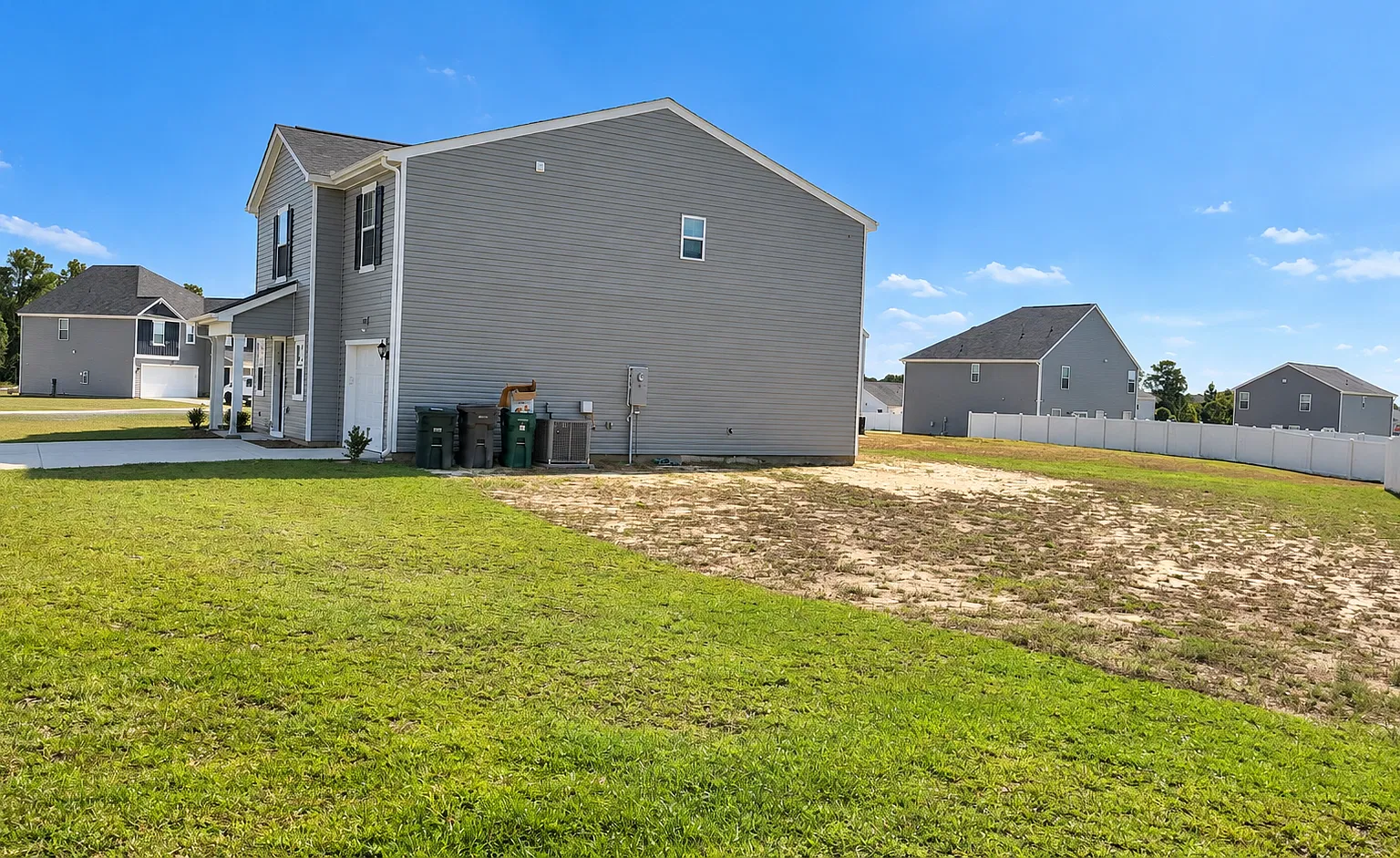 3 bed, 2.5 bath, 1925 sqft, $1,995 — Photo 3