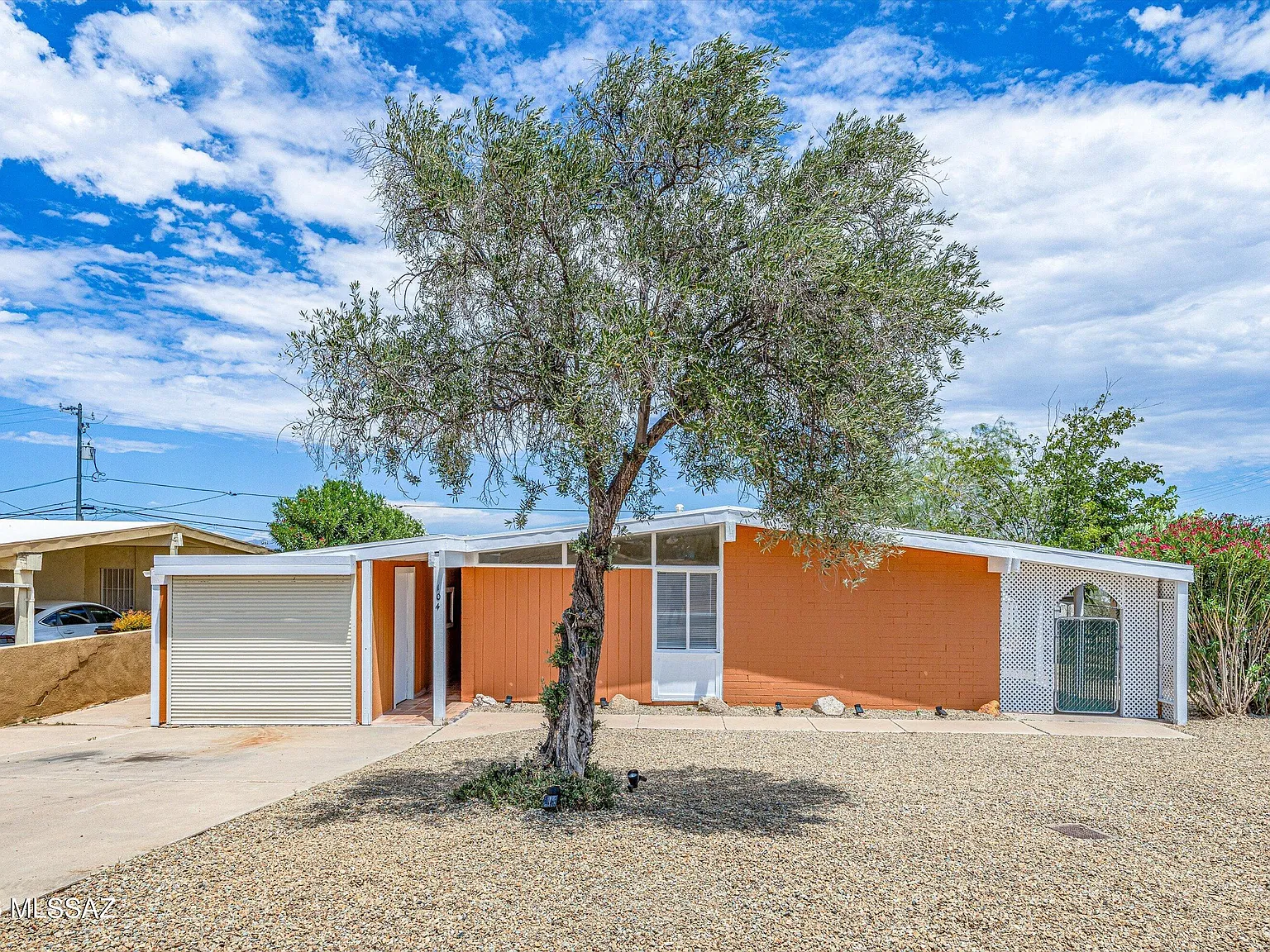 3 bed, 1.0 bath, 1053 sqft, $1,095 — Photo 1