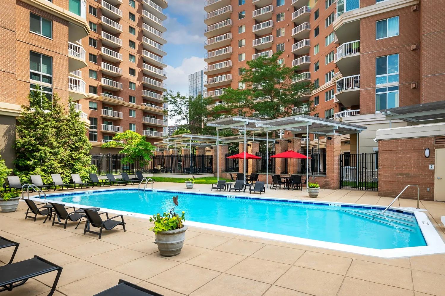 The Alexander Apartments — Photo 2