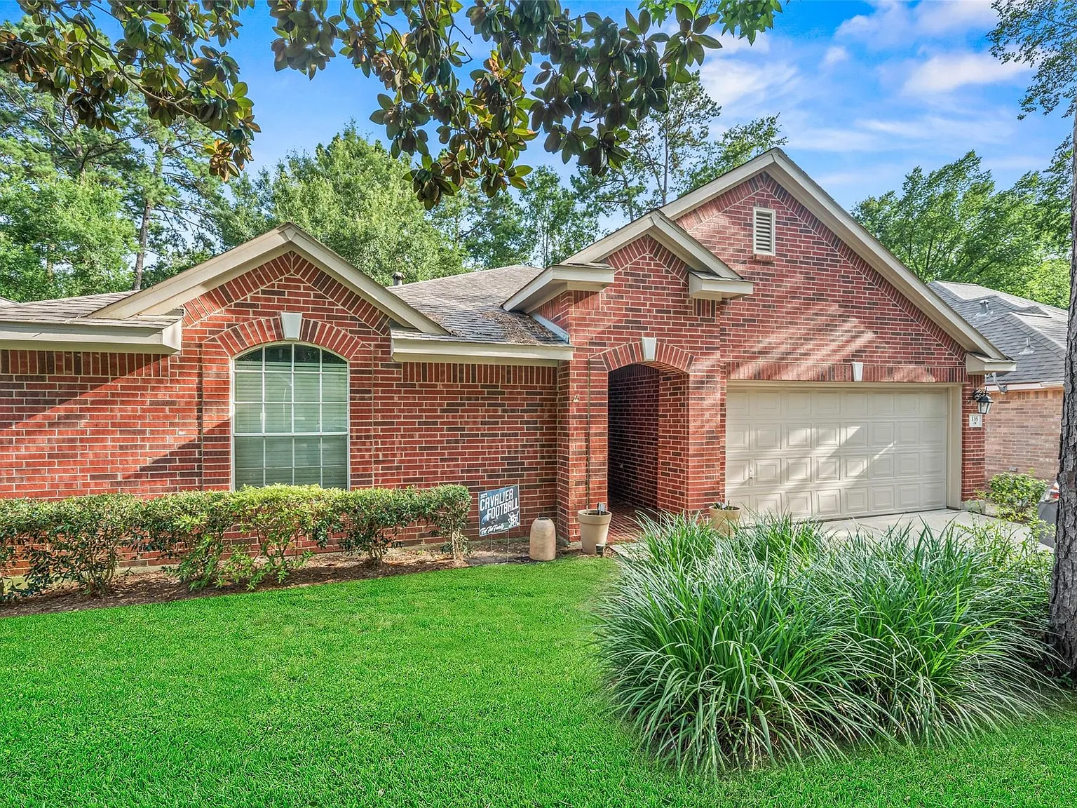 3 bed, 2.0 bath, 1639 sqft, $2,100 — Photo 2
